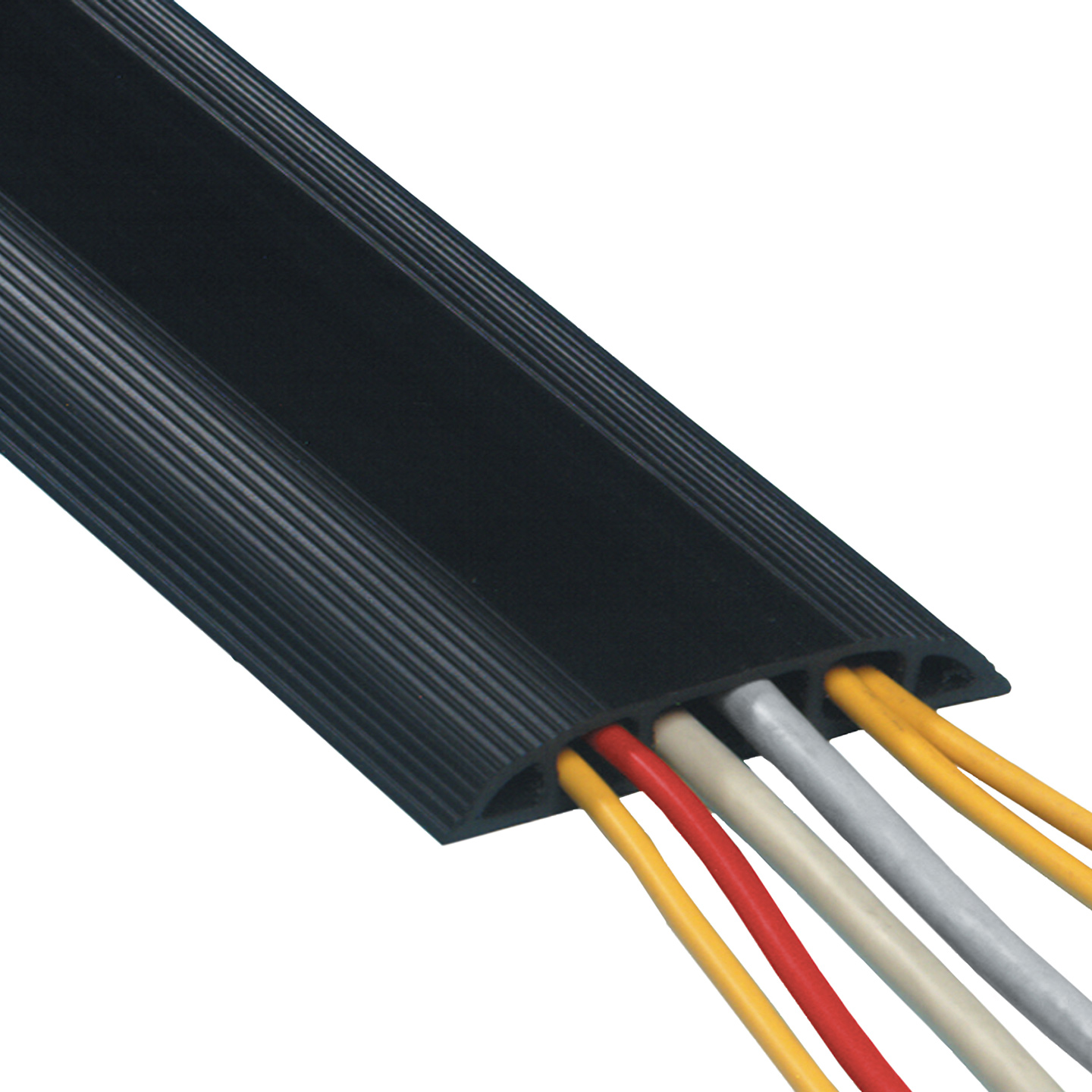 31.303 Der Kabelschutz schützt nicht nur Kabel, die über den Fußboden verlaufen, sondern verhindert auch, dass man darüber stolpert. Der Kabelschutz hat schräg ablaufende Seiten mit Rippen für Rutschfestigkeit und drei große Kabelkanäle zur Trennung von Daten- und Stromkabeln, um Störungen zu verhindern.